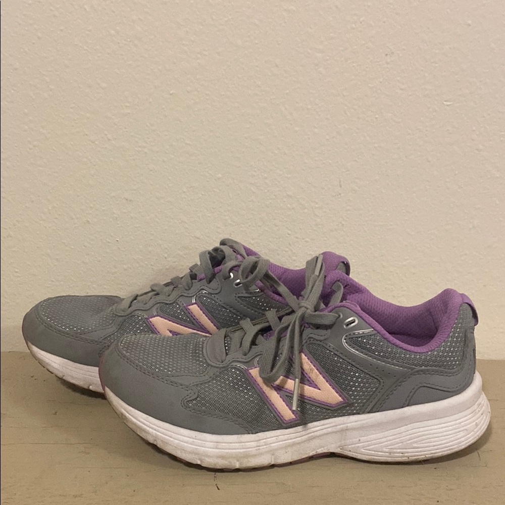 New Balance Gray Athletic Shoes with Breathable Mesh and Cushioned Sole